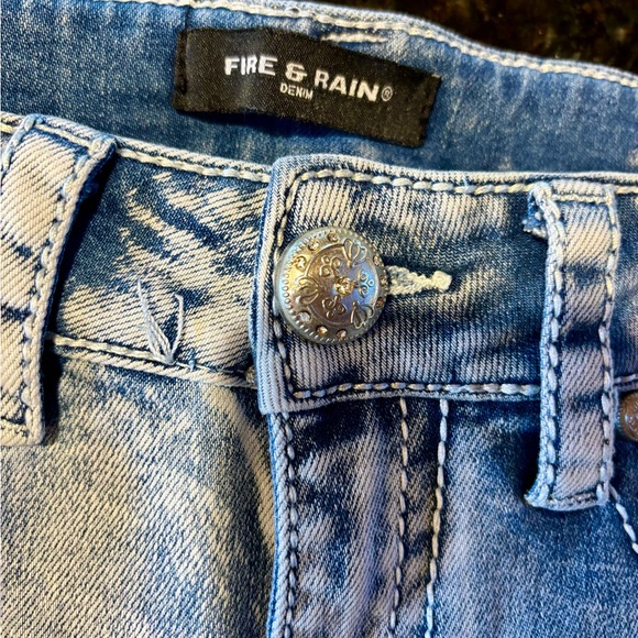 ⭐️Fire & Rain Y2K Style Light Wash Back Pockets Cross Rhinestone Accents Jeans⭐️ - Picture 5 of 9